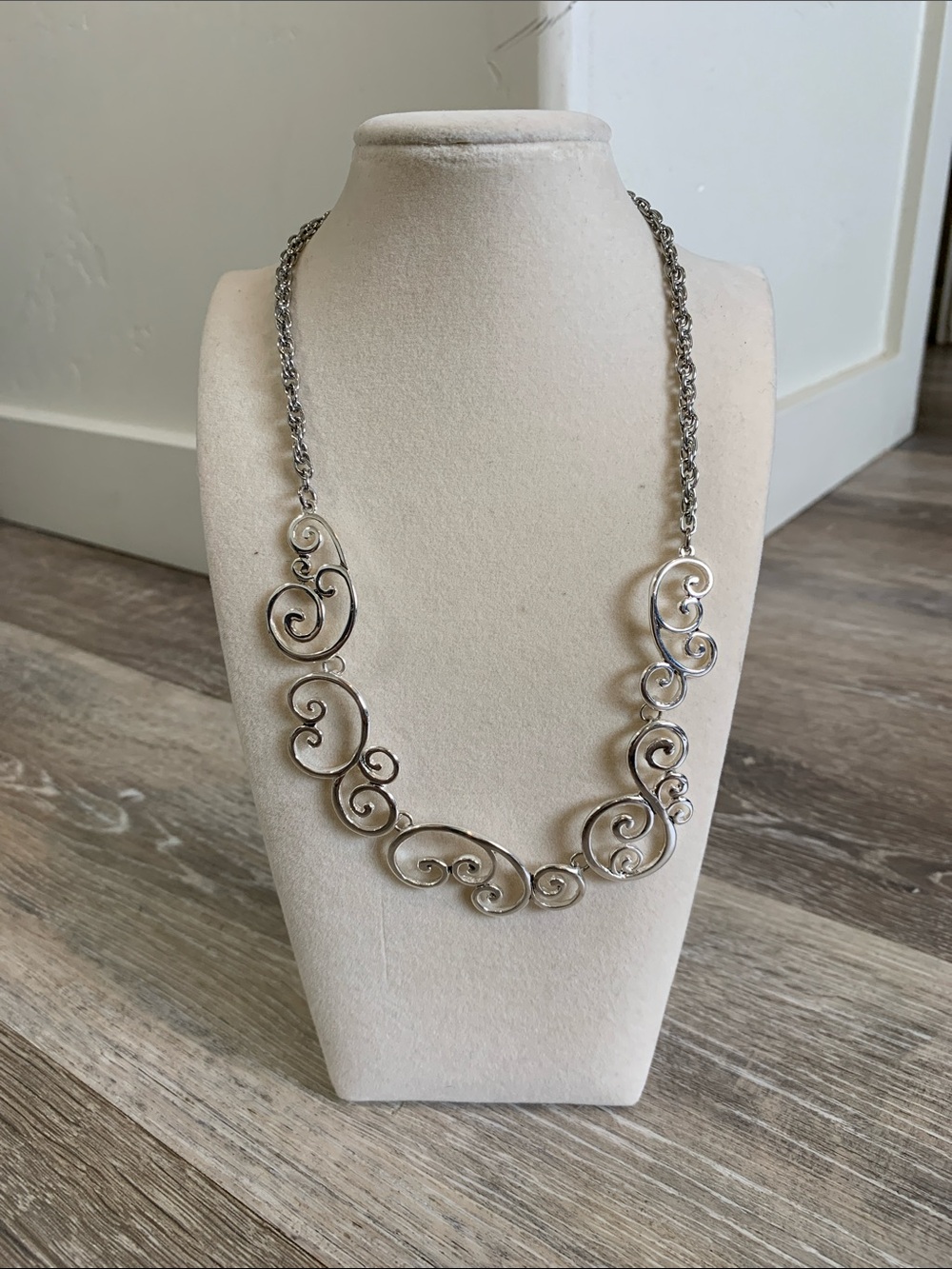 Elegant Silver Swirl Women's Necklace - Silver